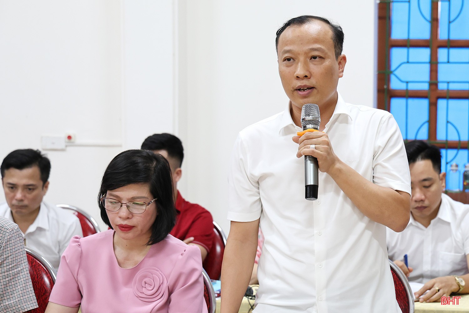 Giám đốc Sở Ngoại vụ Thái Phúc Sơn góp ý các nội dung.