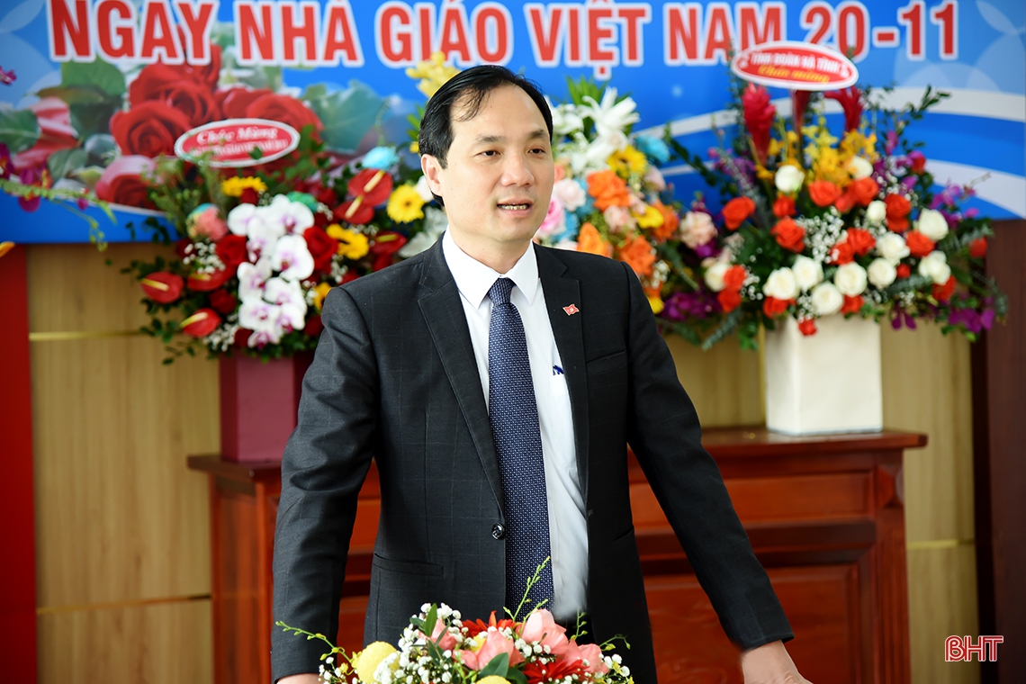 Bí thư Tỉnh ủy chúc mừng ngành GD&ĐT Hà Tĩnh, Trường Đại học Vinh và các Nhà giáo Nhân dân