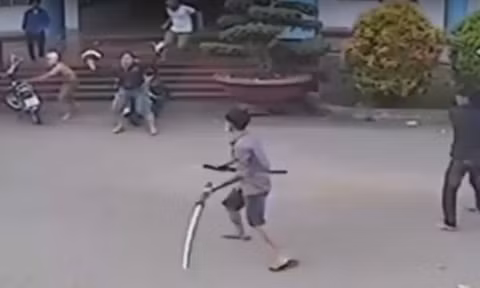 bat hai nhom con do hon chien kinh hoang trong benh vien
