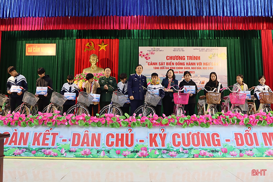Bộ Tư lệnh Vùng Cảnh sát biển 1 chúc tết Đảng bộ, Nhân dân Hà Tĩnh và tặng quà gia đình chính sách, hoàn cảnh khó khăn