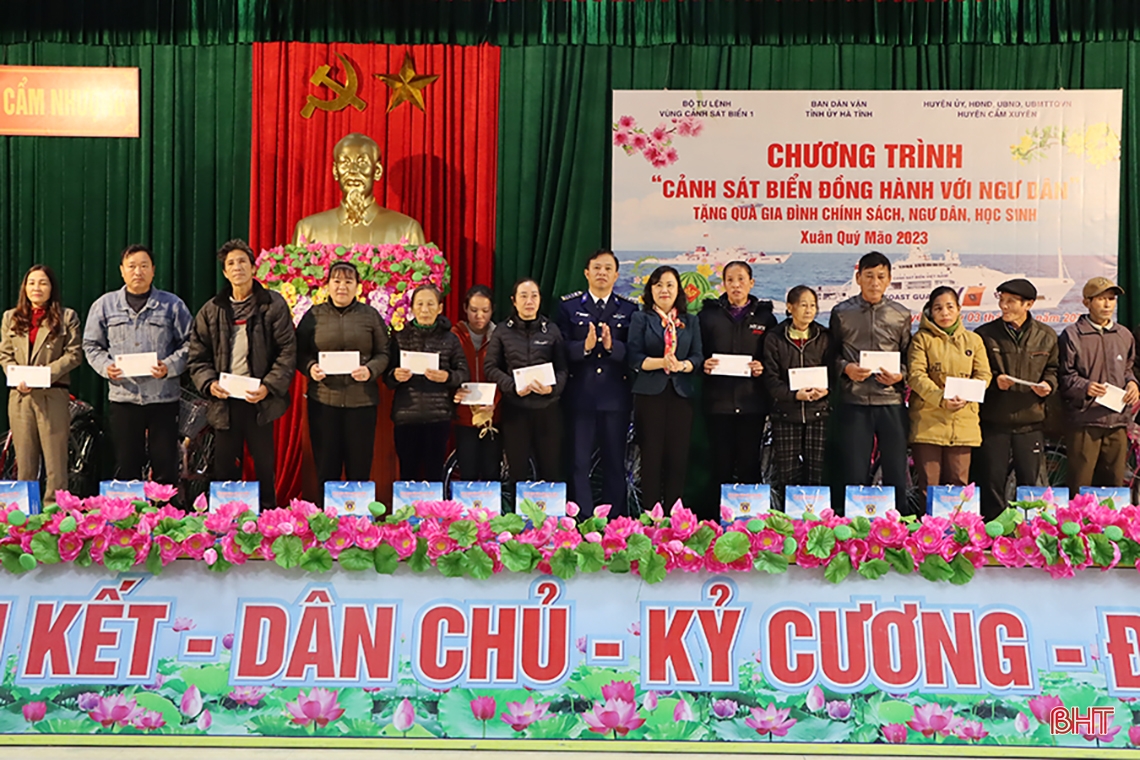 Bộ Tư lệnh Vùng Cảnh sát biển 1 chúc tết Đảng bộ, Nhân dân Hà Tĩnh và tặng quà gia đình chính sách, hoàn cảnh khó khăn