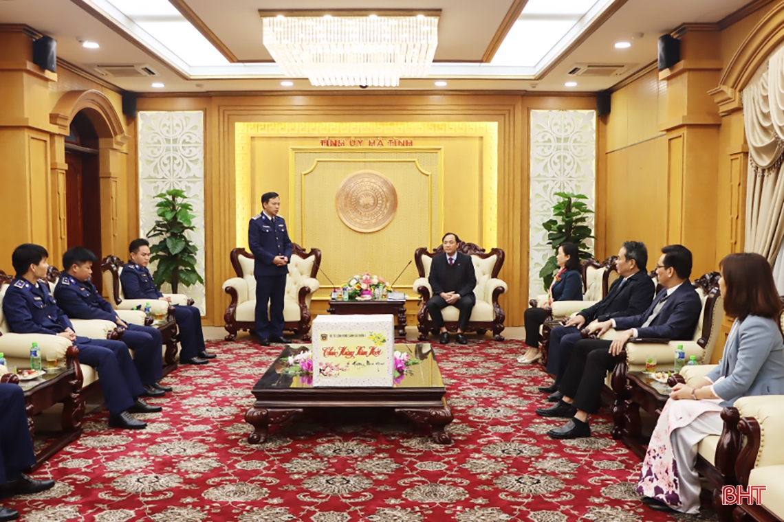 Bộ Tư lệnh Vùng Cảnh sát biển 1 chúc tết Đảng bộ, Nhân dân Hà Tĩnh và tặng quà gia đình chính sách, hoàn cảnh khó khăn
