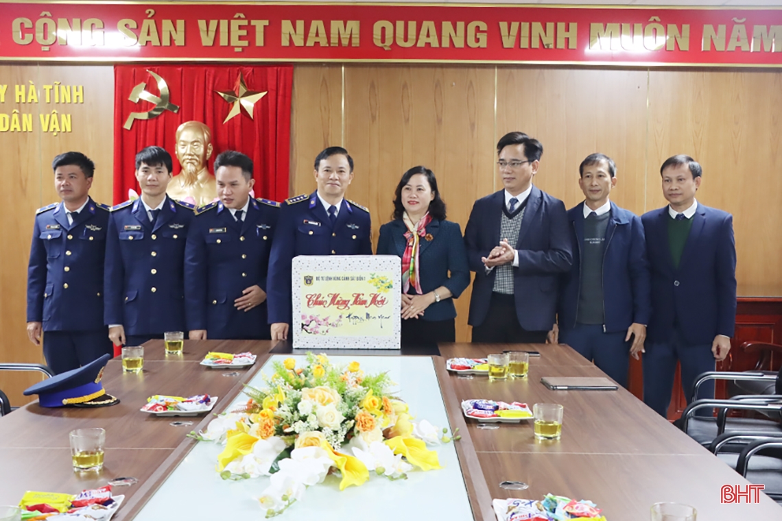 Bộ Tư lệnh Vùng Cảnh sát biển 1 chúc tết Đảng bộ, Nhân dân Hà Tĩnh và tặng quà gia đình chính sách, hoàn cảnh khó khăn