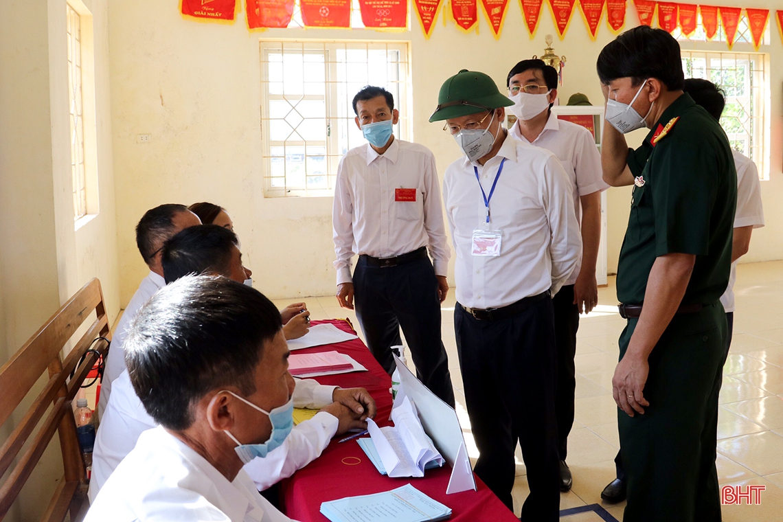 Lãnh đạo Hà Tĩnh kiểm tra công tác bầu cử, động viên cử tri tại các khu vực bỏ phiếu