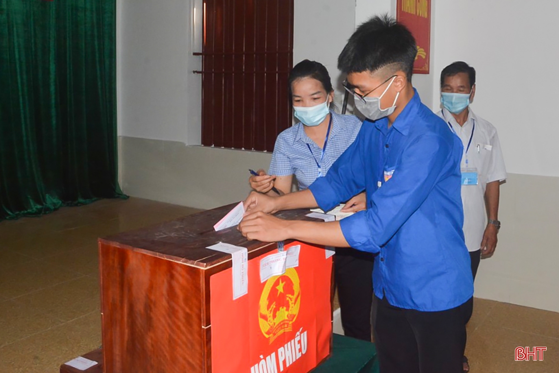 Cử tri Hà Tĩnh náo nức bầu chọn người đại biểu Nhân dân