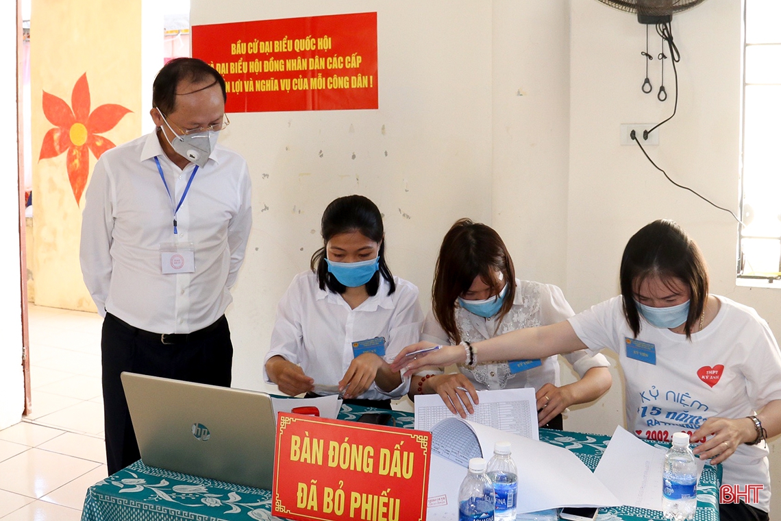 Lãnh đạo Hà Tĩnh kiểm tra công tác bầu cử, động viên cử tri tại các khu vực bỏ phiếu