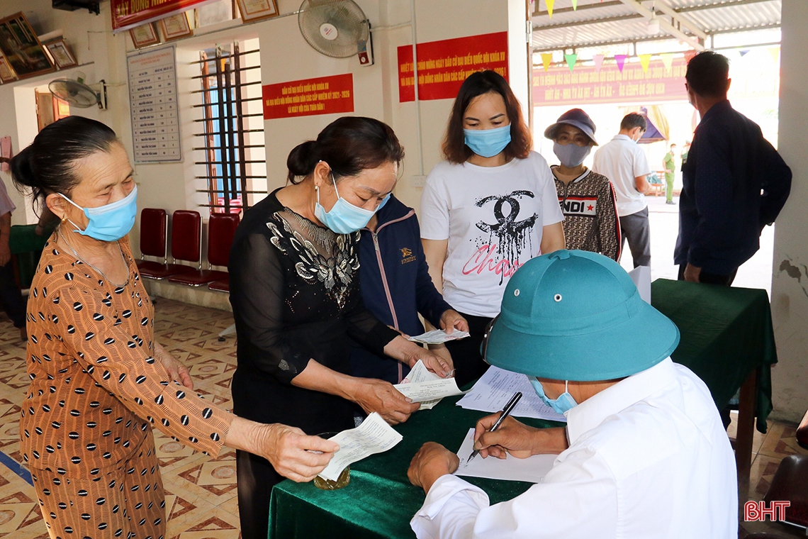 Cử tri Hà Tĩnh náo nức bầu chọn người đại biểu Nhân dân
