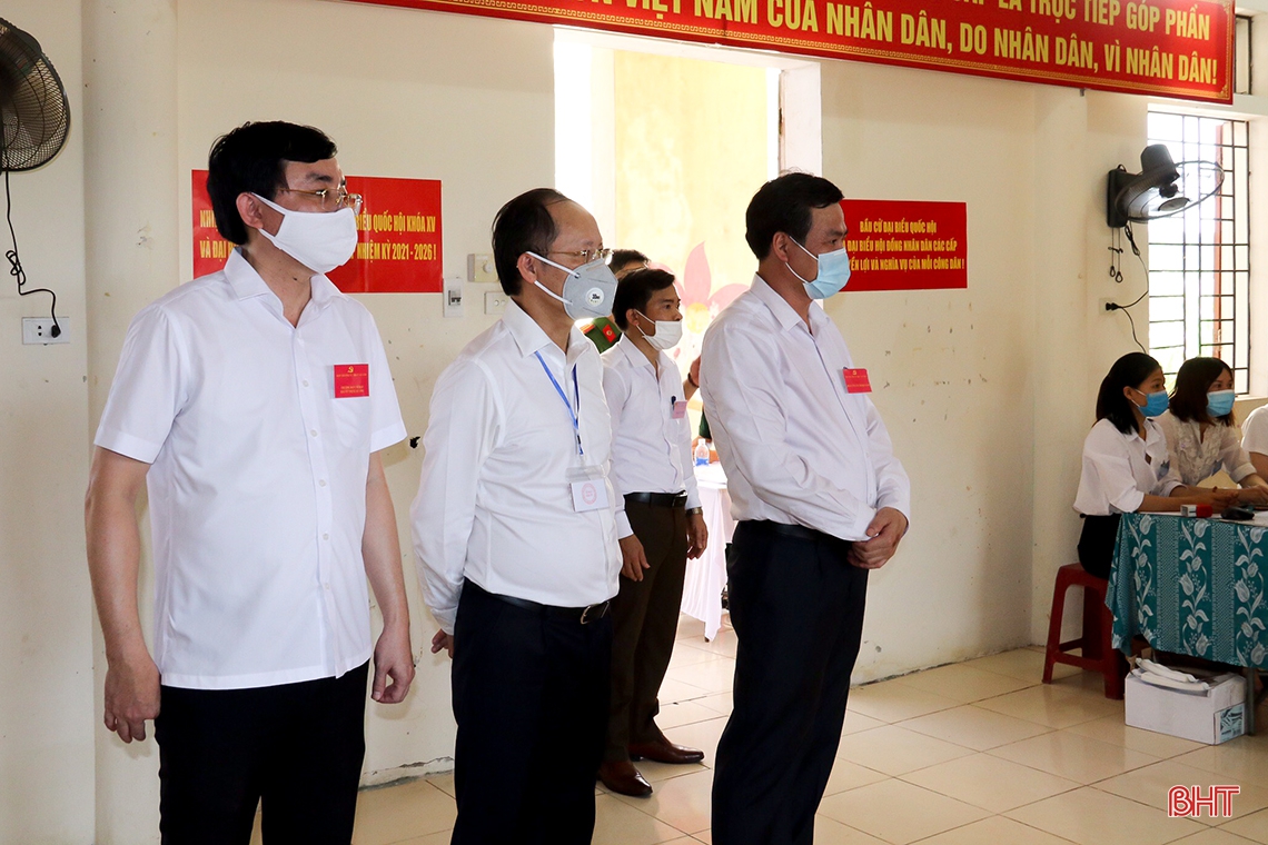 Lãnh đạo Hà Tĩnh kiểm tra công tác bầu cử, động viên cử tri tại các khu vực bỏ phiếu
