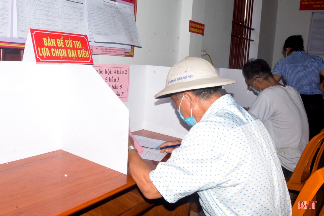 Cử tri Hà Tĩnh náo nức bầu chọn người đại biểu Nhân dân