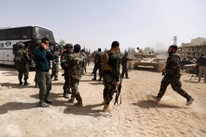 can canh doan xe bus cho phien quan syria rut chay khoi dong ghouta