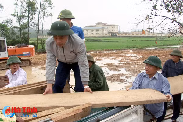 lanh dao huyen ky anh chung tay giup dan thao do nha cua len vung tai dinh cu