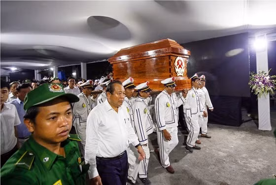 nguoi dan dat thep thanh dong tien biet bac sau khai