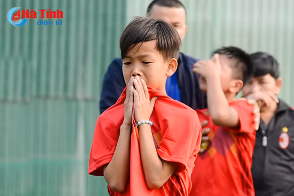 cau thu nhi khoc nhu mua sau tran thua tiec nuoi