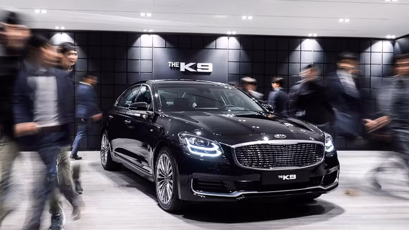 diep vien k9 cua kia quyet dau mercedes s class