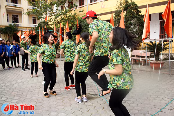 an tuong ngay hoi thanh nien o truong thpt le quy don