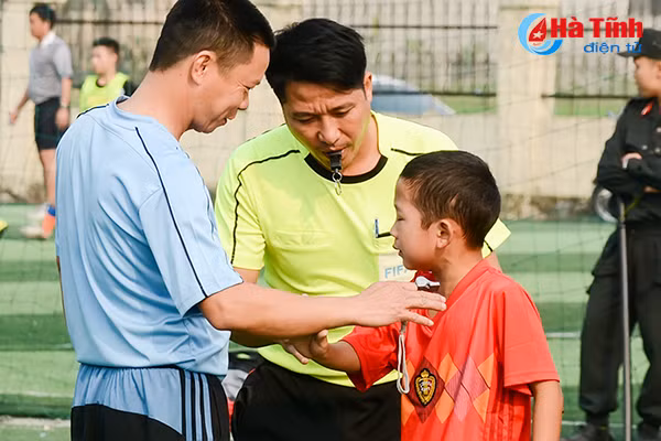 cau thu nhi khoc nhu mua sau tran thua tiec nuoi