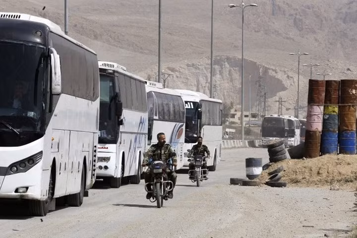 can canh doan xe bus cho phien quan syria rut chay khoi dong ghouta