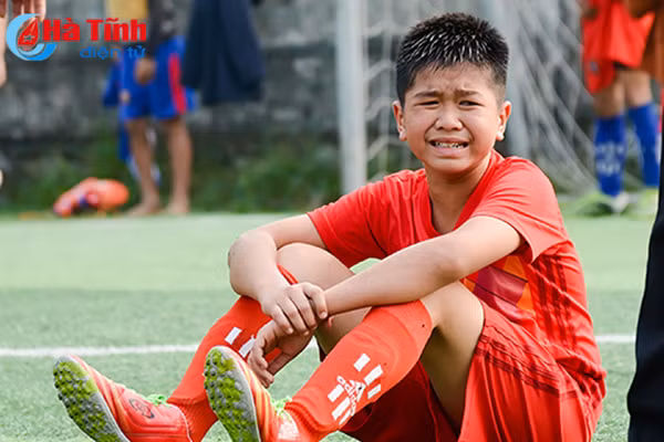 cau thu nhi khoc nhu mua sau tran thua tiec nuoi