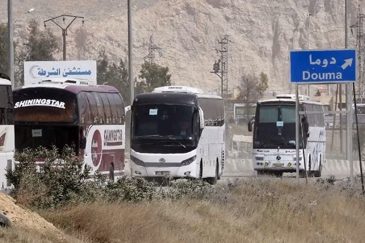 can canh doan xe bus cho phien quan syria rut chay khoi dong ghouta