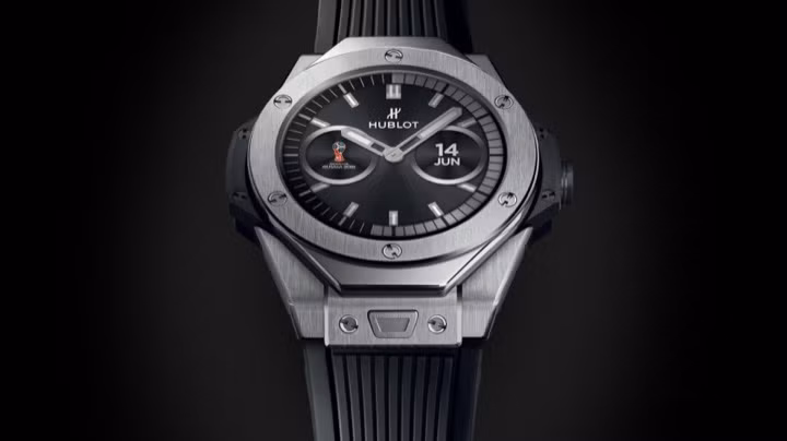 trong tai tai world cup se duoc trang bi smartwatch gia hon 5 000 usd