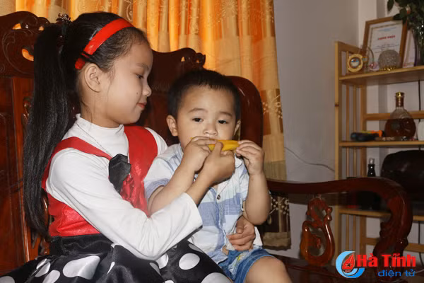Bé gái Hà Tĩnh hát “ngọt như mía” dậy sóng cộng đồng mạng