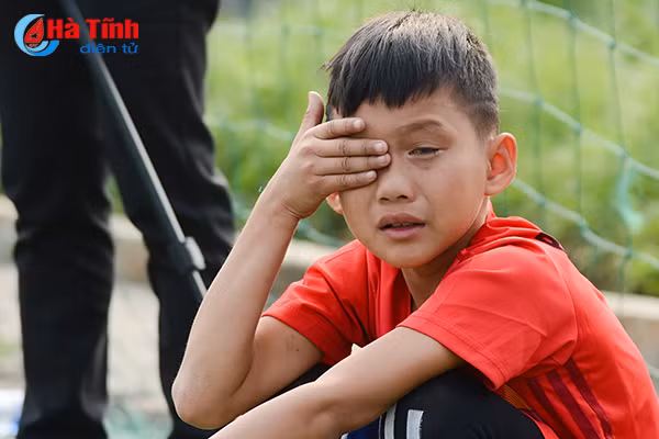 cau thu nhi khoc nhu mua sau tran thua tiec nuoi