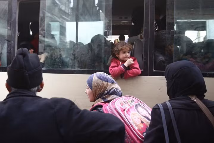 can canh doan xe bus cho phien quan syria rut chay khoi dong ghouta