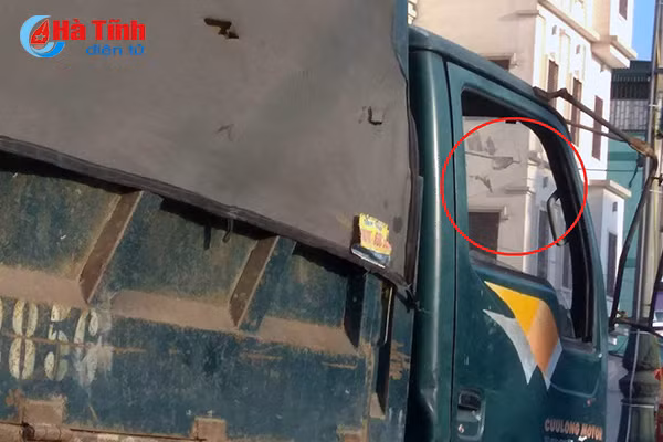 xe het dat van ngang nhien cho qua kho roi vai dat da xuong ql1a