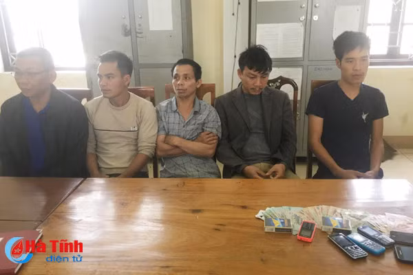 khoi to 2 vu 11 bi can danh bac giua lang