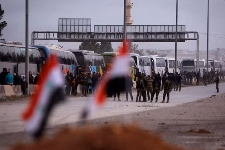 can canh doan xe bus cho phien quan syria rut chay khoi dong ghouta