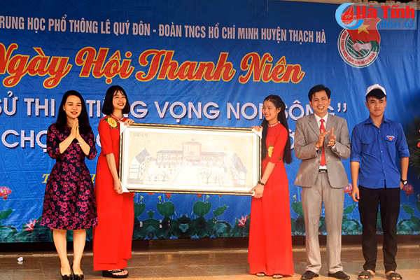 an tuong ngay hoi thanh nien o truong thpt le quy don