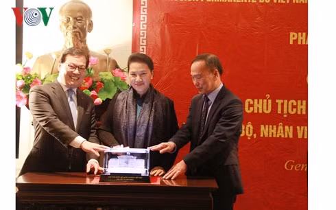 chu tich quoc hoi gap mat can bo phai doan viet nam tai geneva