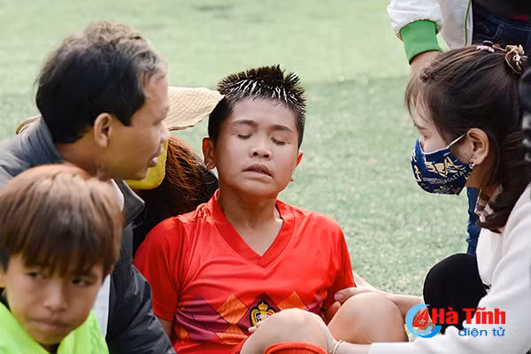 cau thu nhi khoc nhu mua sau tran thua tiec nuoi