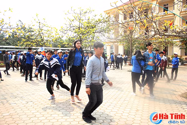 an tuong ngay hoi thanh nien o truong thpt le quy don