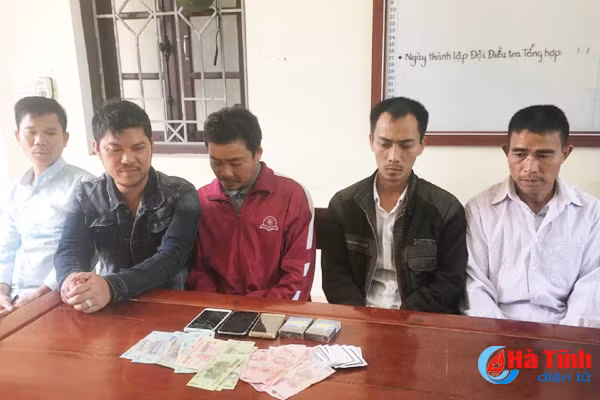 khoi to 2 vu 11 bi can danh bac giua lang