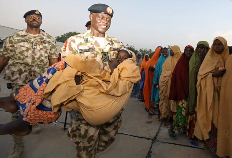 giot nuoc mat ngay tro ve cua cac nu sinh nigeria bi boko haram bat coc