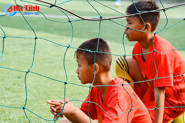 cau thu nhi khoc nhu mua sau tran thua tiec nuoi