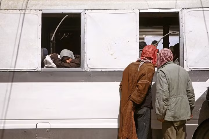 can canh doan xe bus cho phien quan syria rut chay khoi dong ghouta