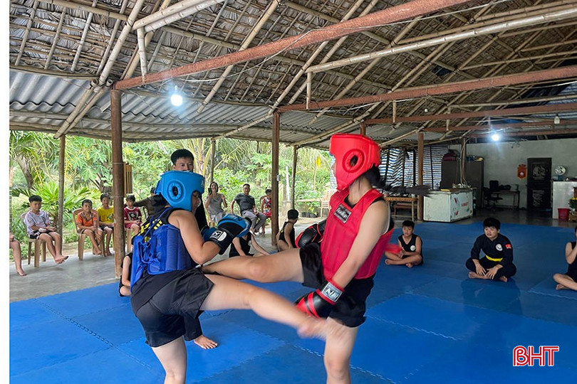 Nỗ lực tập luyện trong từng bài tập đối kháng tại câu lạc bộ võ thuật cổ truyền của thầy Hoàng Văn Quyết.