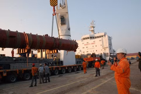 từ 13h chiều, bao hơi nặng 316 tấn bắt đầu được cẩu lên...