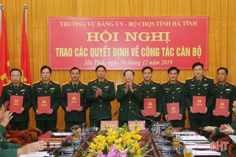 Đảng uỷ Quân sự Hà Tĩnh trao quyết định bổ nhiệm 18 cán bộ