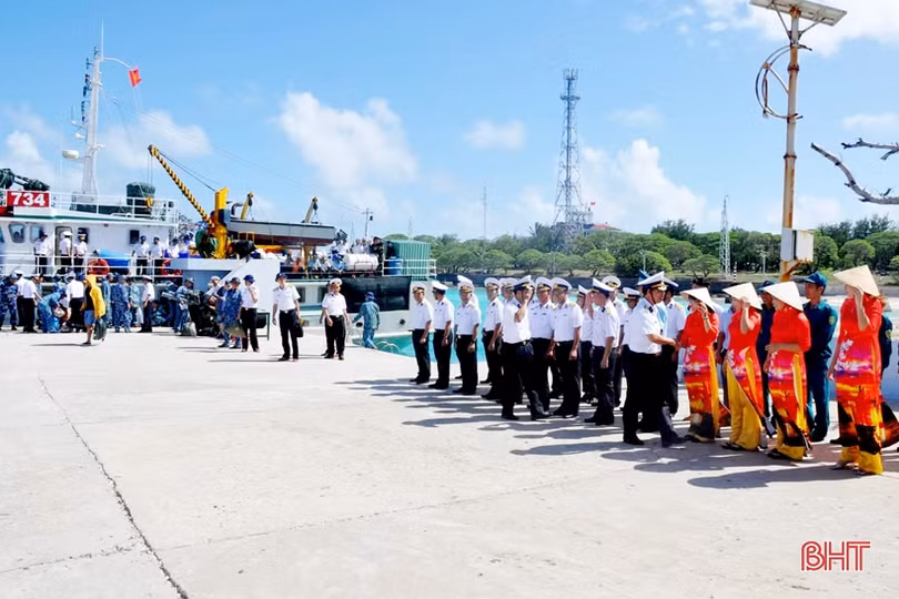 Mang “Tết” ra Trường Sa