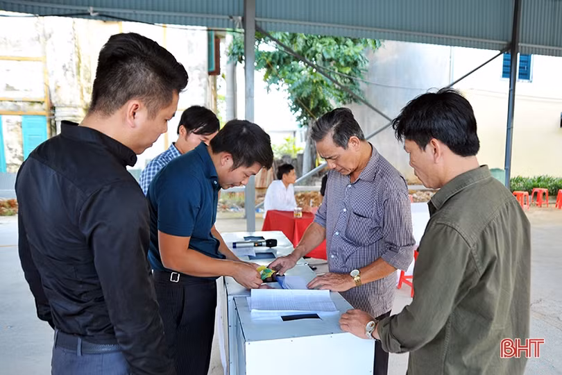 Tiểu thương phấn khởi bốc thăm vị trí kinh doanh tại chợ Hương Khê