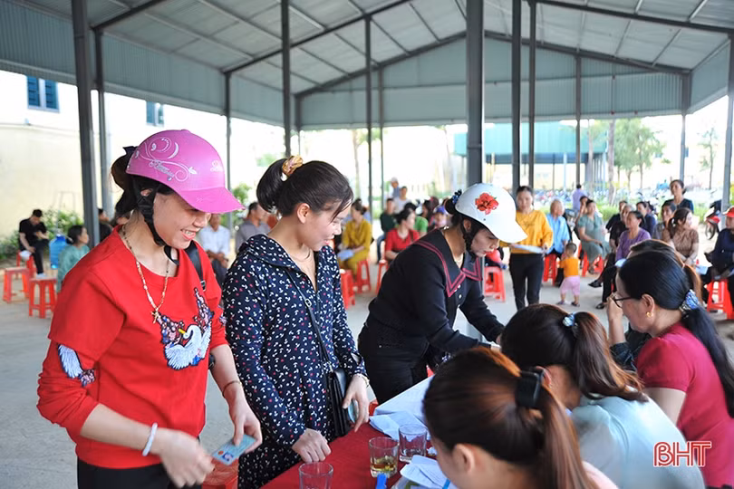 Tiểu thương phấn khởi bốc thăm vị trí kinh doanh tại chợ Hương Khê