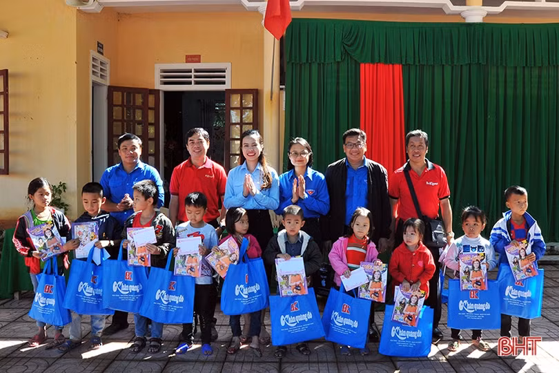 Nhiều tổ chức, doanh nghiệp tiếp tục hướng về Hà Tĩnh sau lũ