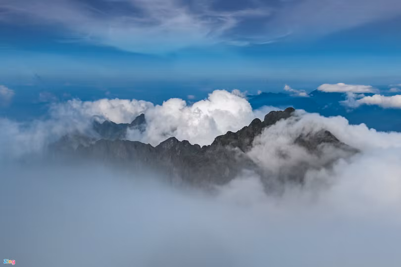 Dòng sông mây trên đỉnh núi cao nhất Việt Nam