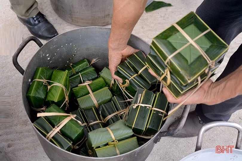 Gói 1.200 bánh chưng dâng lên Lễ hội đền Cả - Dinh đô quan Hoàng Mười