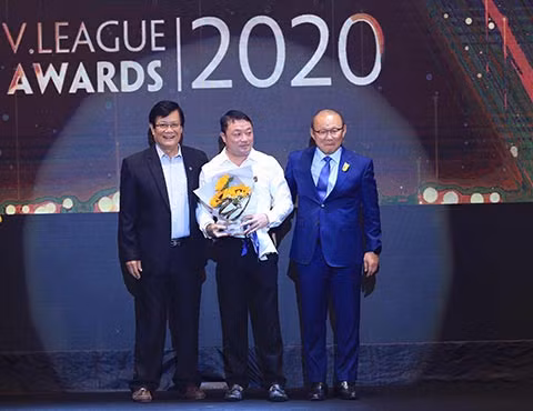 Văn Quyết, HLV Việt Hoàng xuất sắc nhất mùa giải 2020