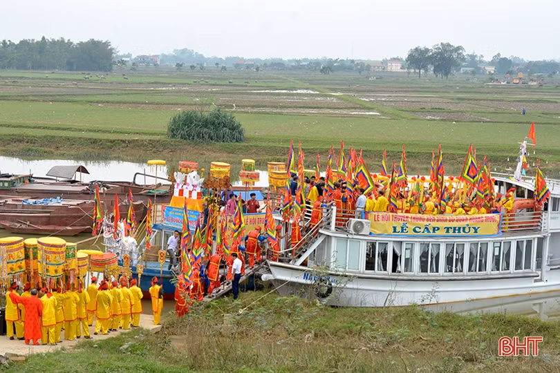 Tưng bừng khai hội Đền Cả - Dinh đô Quan Hoàng Mười ở Hà Tĩnh