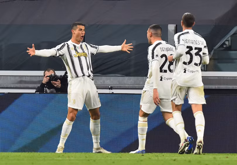 Ronaldo lập cú đúp bàn thắng trong 4 phút